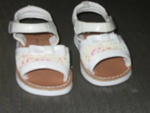 gr 2 EUC! Faded Glory weiße Sandalen Kleinkind Mädchen Kunstleder Deko - Bild 1 von 3