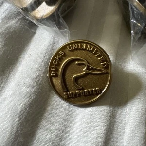Supporter DU Ducks Unlimited Chaleco de plástico Solapa Chaqueta Sombrero Pins Lote de 50 + - Imagen 1 de 2
