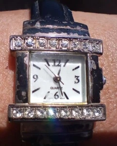 Manschettenuhr mit Quarz/Japan Uhrwerk, eckige Lünette/Strass für Teile oder Reparatur - Bild 1 von 5