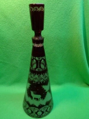 Geschliffene Glas Karaffe  Rot Wild / Jagd  Hirsch Motiv  35 cm von CZ  Bohemia - Bild 1 von 2