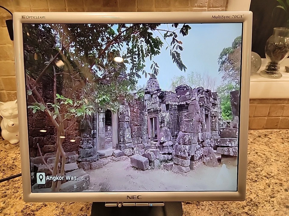 BEAUTIFUL NEC MultiSync 70GX2 L175GG 70GX2-BK-R OptiClear 17" Monitor  - Image 1 of 4