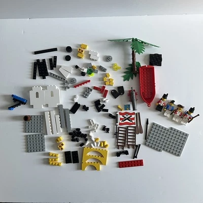 LEGO Imperial Outpost 6263 PIRATES Imperial Guards INCOMPLETE w/ LEGO Case - Image 1 of 4