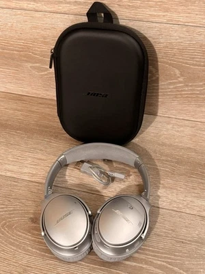 Bose QuietComfort 35 II Silver Headphones -YOU NEED TO REPLACE THE EAR PADS SOON - Image 1 of 4