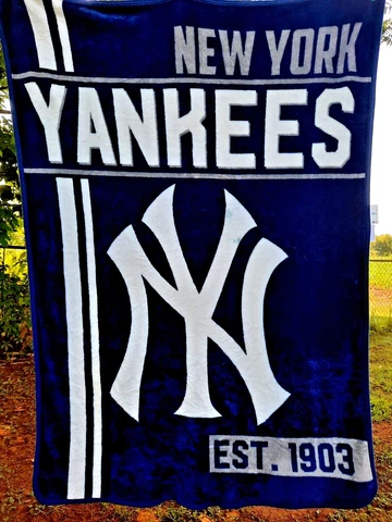 NEW YORK YANKEES blanket/throw pre-owned The Northwest Co. Genuine Merchandise Cover