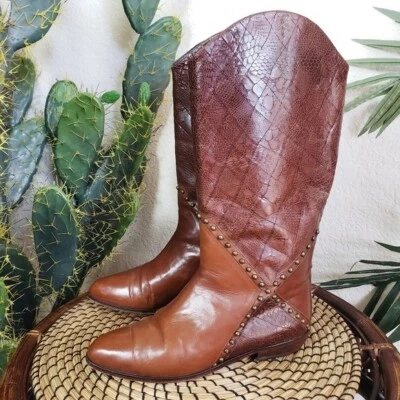 Botas de cuero Stuart Weitzman bohemias occidentales con tachuelas talla 7 para mujer Foto 1 de 4