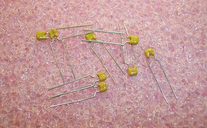 Menge (100) 390pf 100V 5% NPO 0,2 ls RADIALE KERAMIK MLCC KONDENSATOREN EC04CE0391JHB - Bild 1 von 2