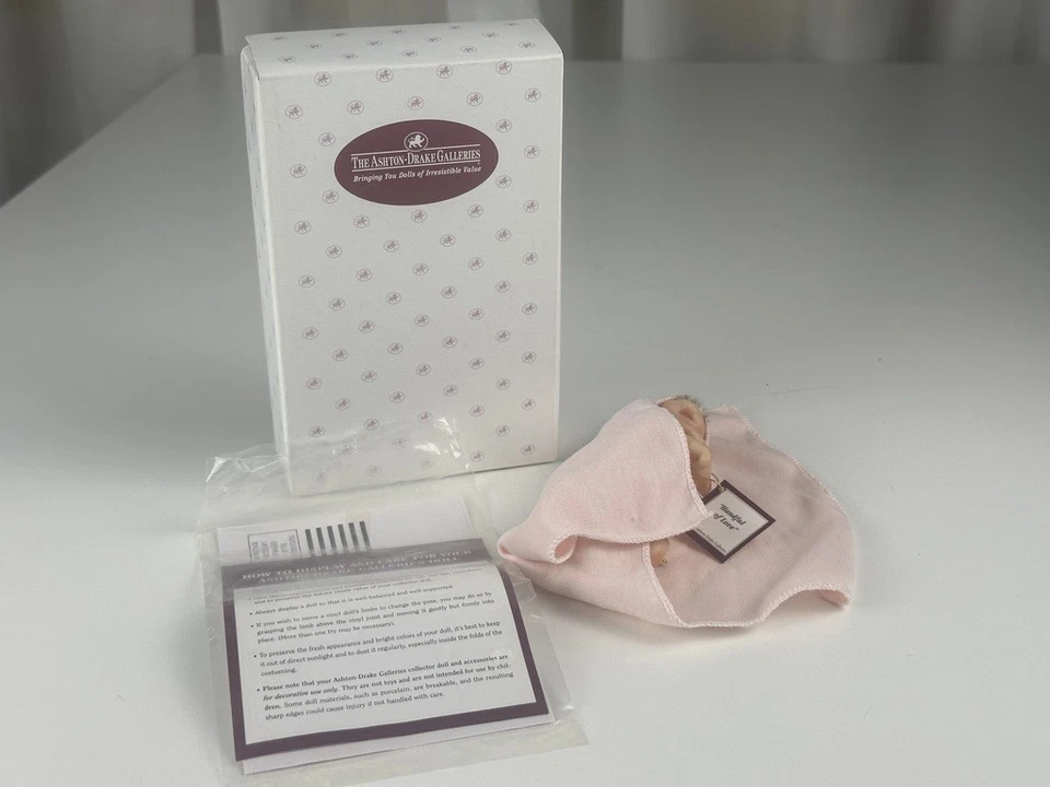 The Ashton Drake Galleries Vinyl Puppe "Handful of Love" 19 cm. Top Zustand - Bild 1 von 4