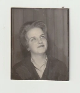 VINTAGE PHOTO BOOTH - PRETTY YOUNG WOMAN, LOOKING UP - Picture 1 of 1