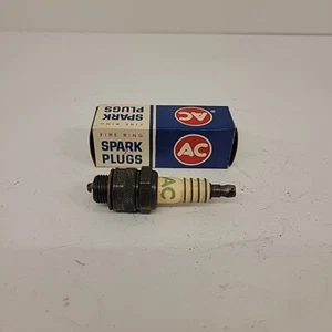 Vintage AC DELCO GM 44 Green, Fire Ring Spark Plugs #14 - Picture 1 of 6