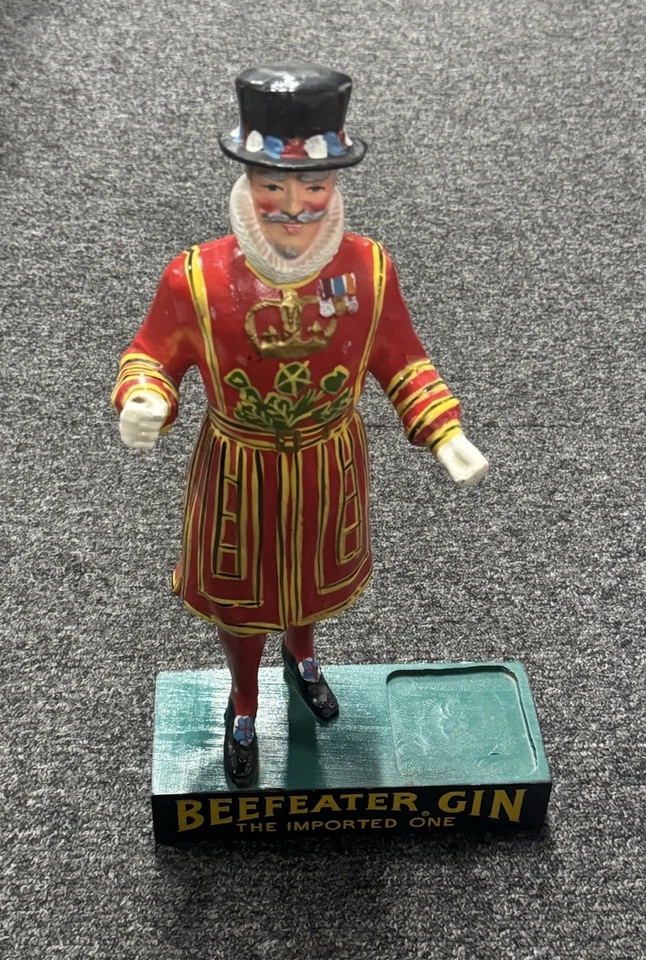 Beefeater Gin 17" Bar Display Yeoman of the Guard aprox. Base de madera Kobrand años 70 Foto 1 de 4