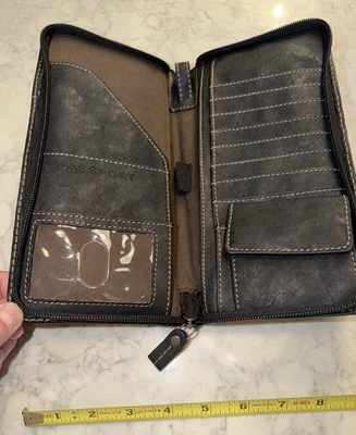 Cartera organizadora de identificación de tarjeta de crédito con soporte para pasaporte de cuero fósil Foto 1 de 4