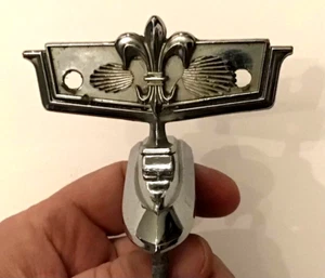 1980-1990 Chevrolet Caprice Hood Ornament Crest Emblem Box Chevy 10056313 - Picture 1 of 3