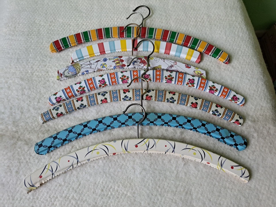 7  x Vintage Kleiderbügel Bunt Holz Kunststoff-Bezug DDR Retro - Bild 1 von 1
