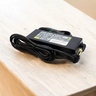 Fujitsu Netzteil 100W 19V 5.27A AC Adapter CP360063-01 FPCAC63W Ladegerät - Bild 1 von 3