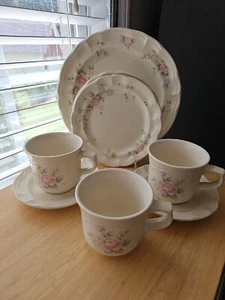 Lot of 8 Pieces Pfaltzgraff Tea Rose Stoneware Dinnerware - Picture 1 of 8