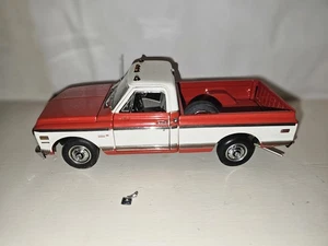 Danbury come nuovo 1972 Chevrolet Cheyenne pickup camion 1:24 rosso e bianco specchio rotto - Foto 1 di 7