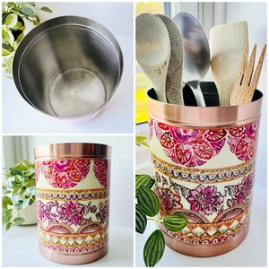 "Bote decorativo Anthropologie Luann metal tono cobre 7,5"" H" - Imagen 1 de 3