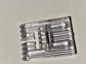 Pie de plástico Pintuck de 7 ranuras para modelos a presión de máquina de coser Simplicity - Imagen 1 de 5