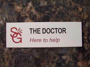 Etiqueta de nombre Doctor Who Drho como se ve en el episodio ""hora de cierre"". - Imagen 1 de 3