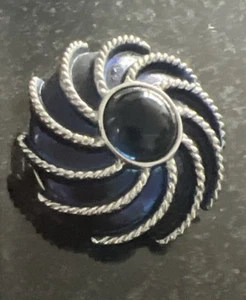 Vintage AVON Silvertone smalto blu 'Moonwind' spilla rotonda vorticosa centro cabochon - Foto 1 di 5