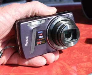 Xtra Nice Kodak EasyShare M580 Kit Purple 14 MP Digital Camera SD Card Charger - Picture 1 of 15