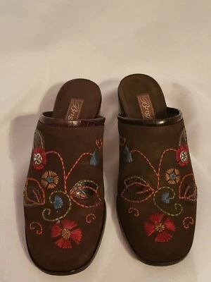 BRIGHTON Fiona Mujer 6M Marrón Gamuza Bordado Floral Zapatos Mules Tacones Bloque Foto 1 de 4
