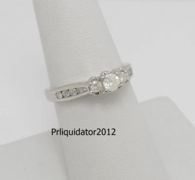 Anillo de compromiso de aniversario de boda de oro blanco de 10 quilates de diamantes naturales de 1/2 quilate Foto 1 de 4