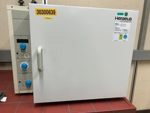 Heraeus T6060 Laborofen 300°C, 57 Liter 1,4 kW Digitale Steuerung - Bild 1 von 6