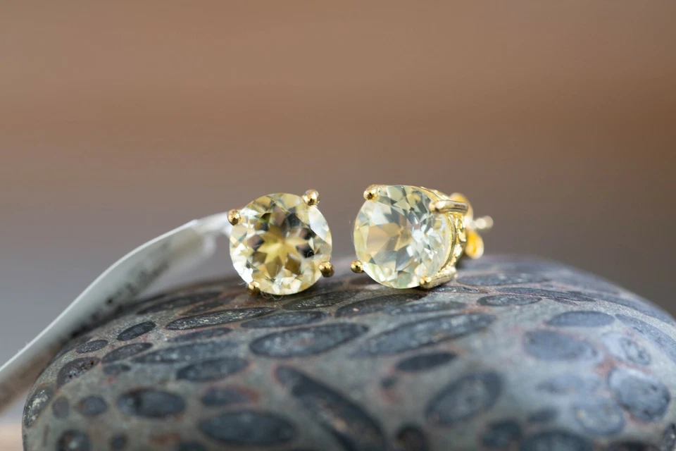 Pendientes de plata de ley chapados en oro de 14k amatista verde Foto 1 de 1