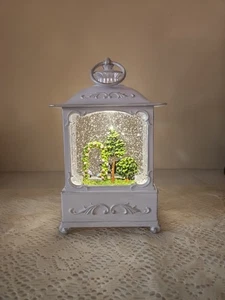 Beleuchtete 9" Glitzer Laterne mit "Im Garten" Szene von Valerie - Bild 1 von 7