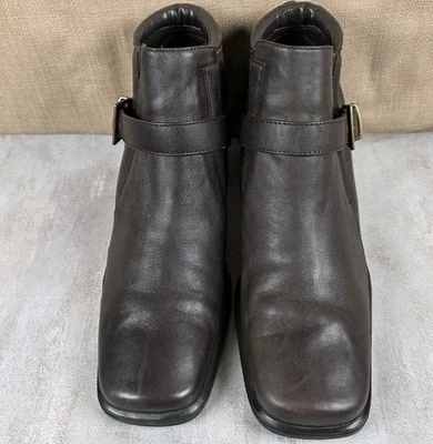 Botas de tornozelo femininas St. John's Bay couro marrom 9M alça de fivela salto bloco em excelente estado usado - Imagem 1 de 4