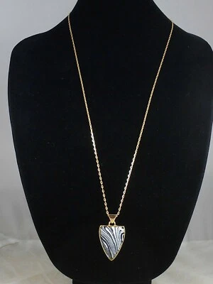 Collar Colgante Jessica Simpson Tono Dorado DREAM ATRACKER Negro Imitación Punta de Flecha Foto 1 de 2