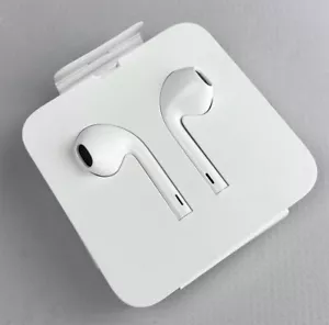 Genuine APPLE A1748 EarPods Earphones w Lightning Connector & Mic - Picture 1 of 3