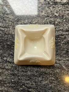 Vintage Belleek, 4x4" quadratischer Aschenbecher, creme/hellgelb - 6. grüne Markierung (1965-1980) - Bild 1 von 7