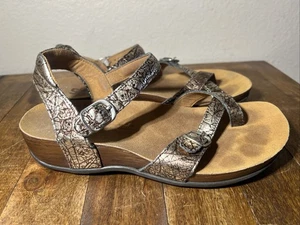 SAS Pampa Sandalen braun gold Riemchen Leder Knöchelriemen Zehenschlaufe Schnalle 6 1/2 M - Bild 1 von 8