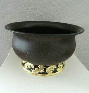 Maceta redonda de metal marrón y negro Teleflora con hojas de oro decorativas en pedestal - Imagen 1 de 3