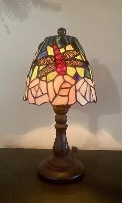 Tiffany Style Thomas Pacconi 12.5" Tall DRAGONFLY Stained Glass Table Lamp “New” Foto 1 de 2