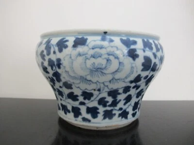 Olla de escupitajo de vides de porcelana azul y blanca de la dinastía Qing china Foto 1 de 4