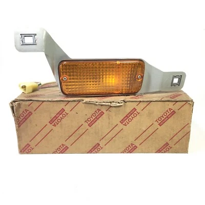 Lámpara de señal de giro delantera derecha Toyota Corona RT130 TT132 1978-1980 piezas originales nueva de stock Foto 1 de 4