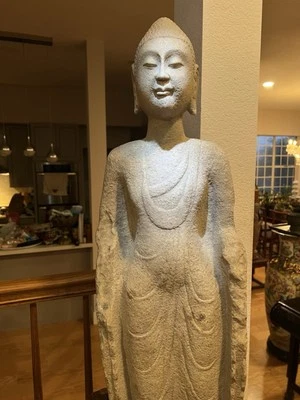 Buda chinês esculpido à mão em mármore estilo N Qi expressão serena 34" H - Imagem 1 de 4