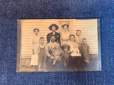 "Monos de 5,5"" por 3,5"" con foto postal vintage de sepia gran familia usados" Foto 1 de 4