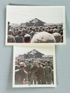 2 fotografie d'epoca concerto guerra Vietnam 1967 soldatini ciotola riso Tay-Ninh - Foto 1 di 5
