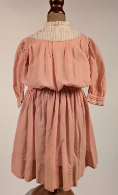 VESTIDO VICTORIANO NIÑO LANA ROSA CON ESCOTE SEDA FINAMENTE PLISADO Foto 1 de 4