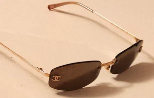 Occhiali da sole vintage Chanel CH 4002 senza montatura braccia oro lenti colorate specchiate - Foto 1 di 15