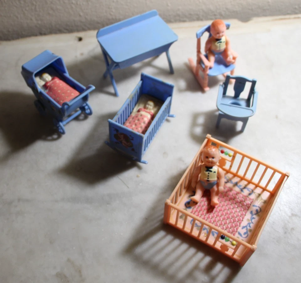 Muebles estampados de baño para casa de muñecas RENWAL de colección de los años 50 con muñecas Foto 1 de 2