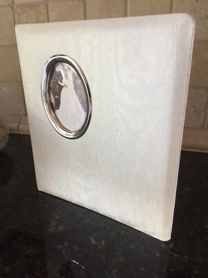 Álbum de fotos de boda con marco ovalado Pioneer foto de tela Moire con marco de astilla  Foto 1 de 4