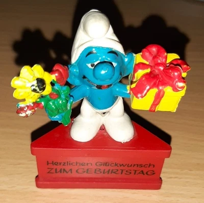 20040 Geschenk Schlumpf auf Sockel - Herzlichen Glückwunsch zum Geburtstag - Bild 1 von 3