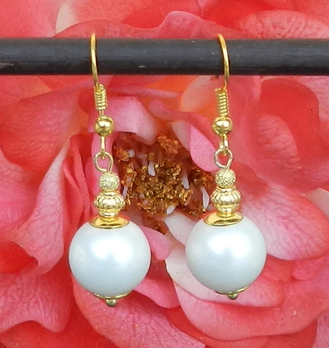 PERLEN Ohrhänger mit goldfarbenen Zwischenteilen - Bild 1 von 1