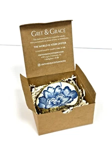 Plato de baratija Grit & Grace Blue Toile concha de ostra flor de peonía concha de ostra - Imagen 1 de 6