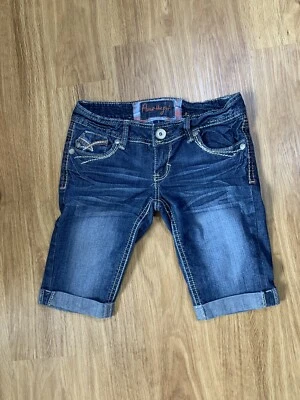 Pantalones cortos de mezclilla azules con puños desgastados talla 3 de Amathyst Jeans para mujer Foto 1 de 4